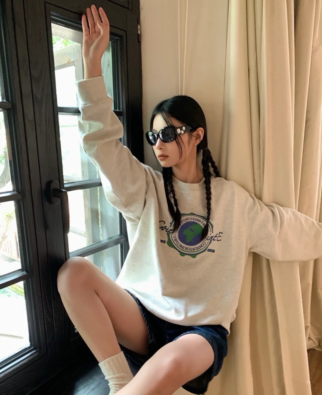 Chic Black Oval Sunglasses with 3D Camellia Flower Details