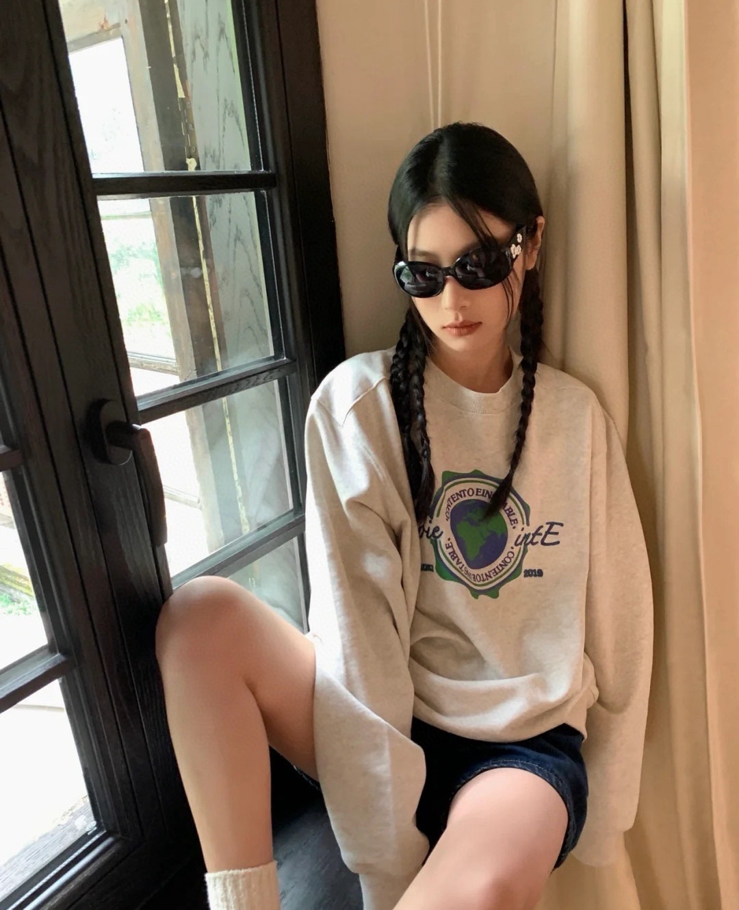 Chic Black Oval Sunglasses with 3D Camellia Flower Details