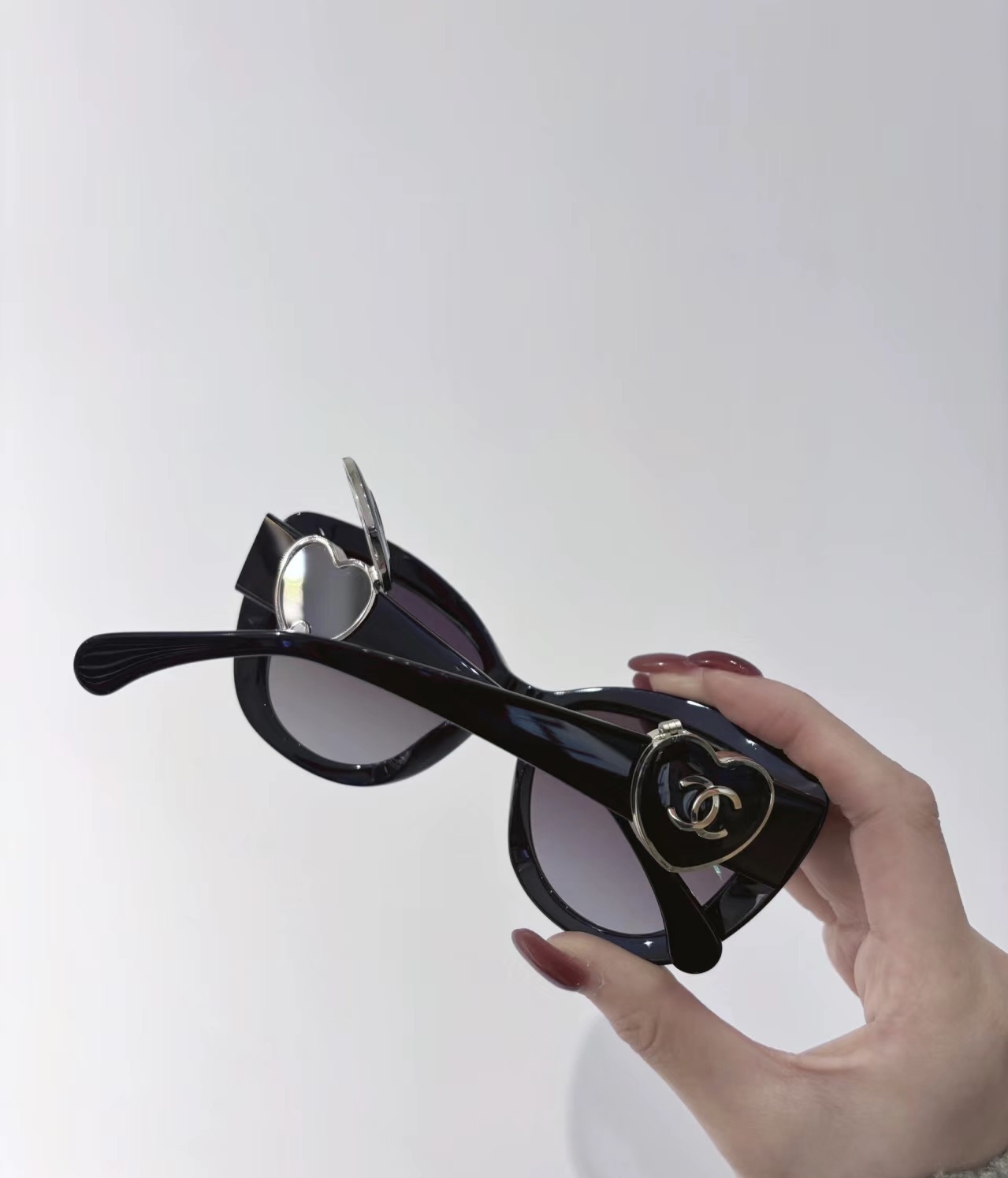 Luxury Black Heart Locket Sunglasses - Oversized Cat Eye Eyewear