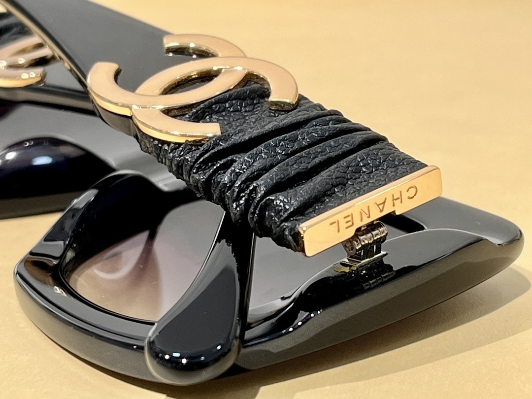 Luxury Oversized Square Sunglasses with Interlocking Logo - Black