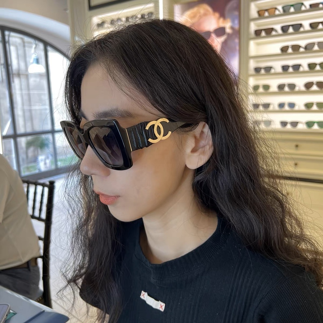Luxury Oversized Square Sunglasses with Interlocking Logo - Black