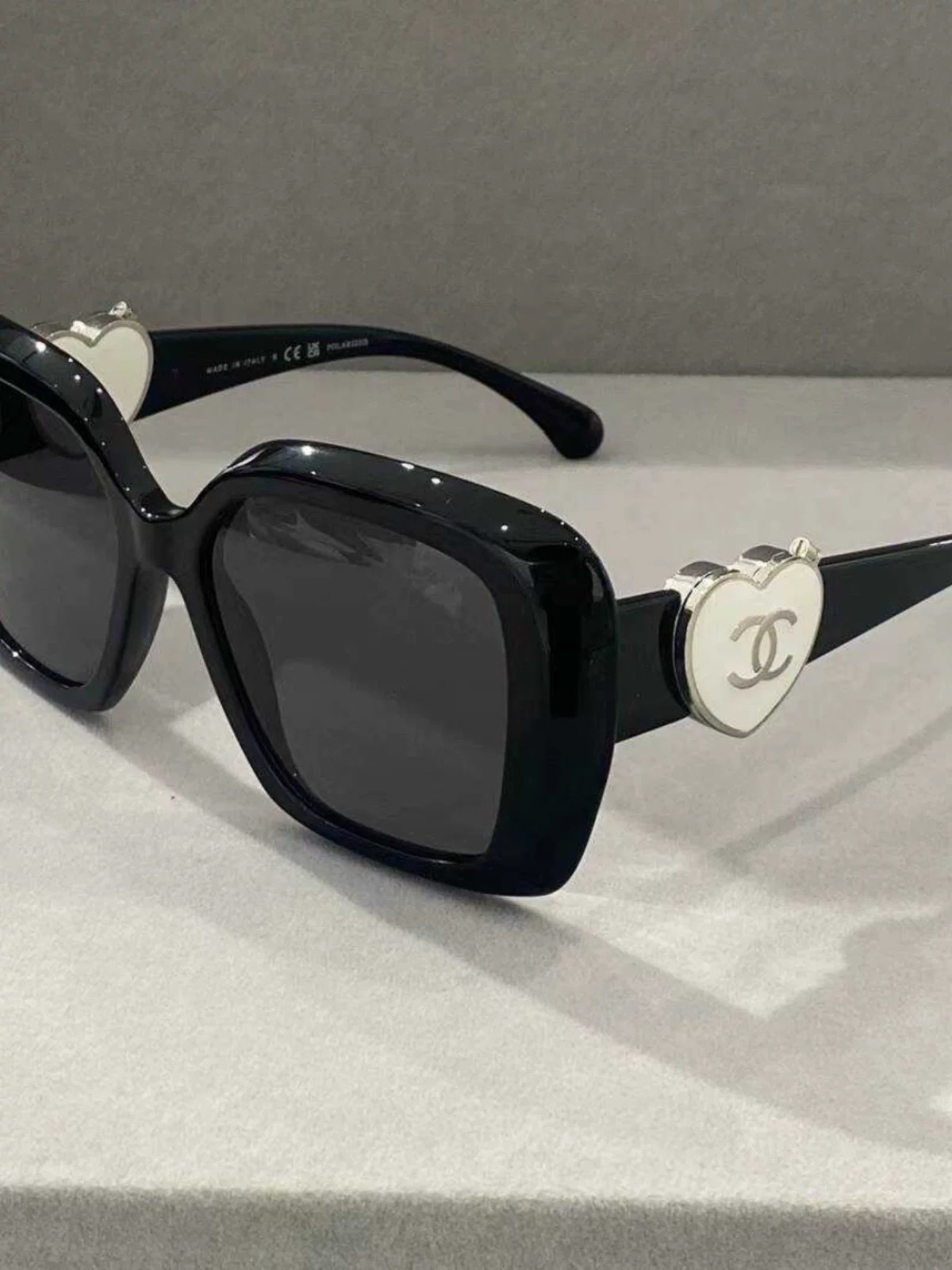 Luxury Women's Oversized Square Sunglasses - CC Heart Detail