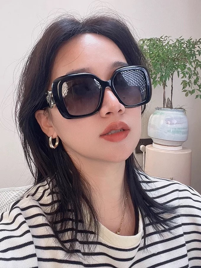 Luxury Women's Oversized Square Sunglasses - CC Heart Detail