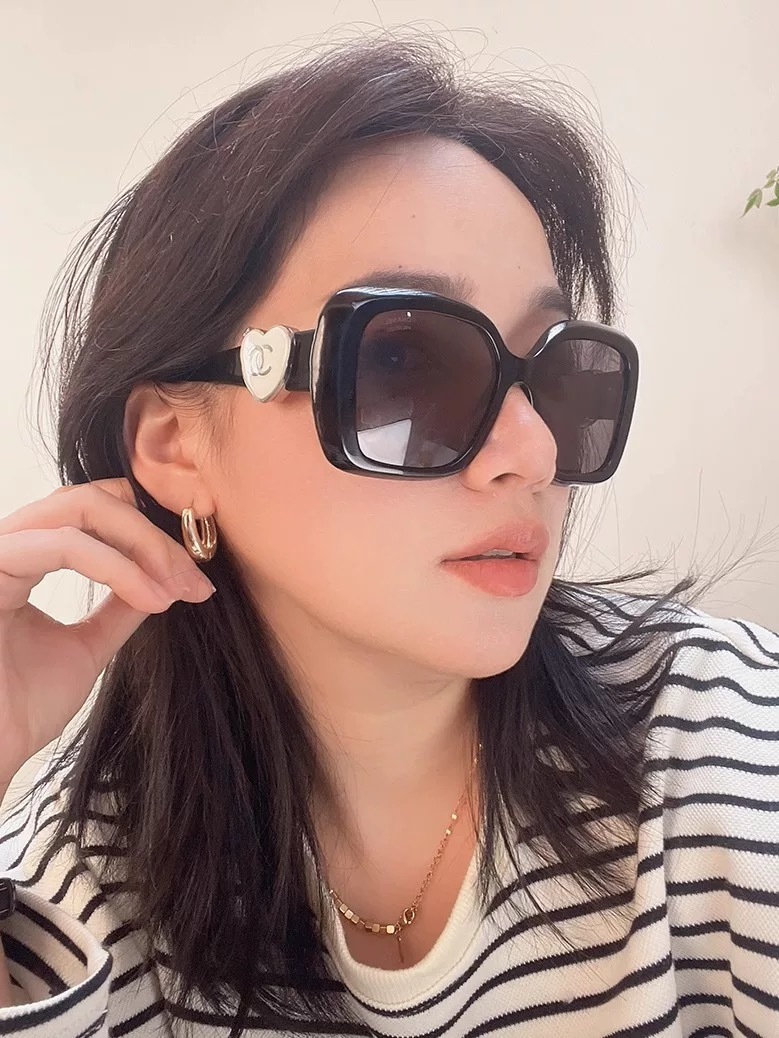 Luxury Women's Oversized Square Sunglasses - CC Heart Detail