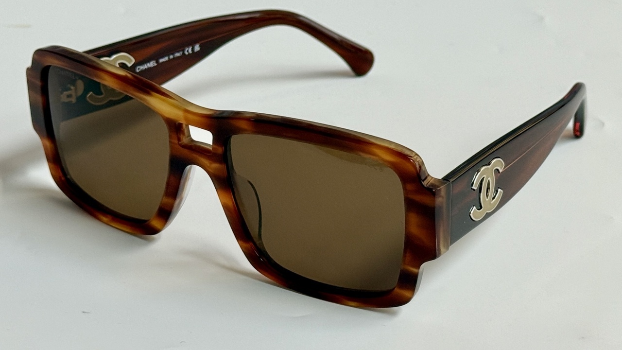 Women's Luxury Square Sunglasses - Black Frame with Red Tinted Lenses