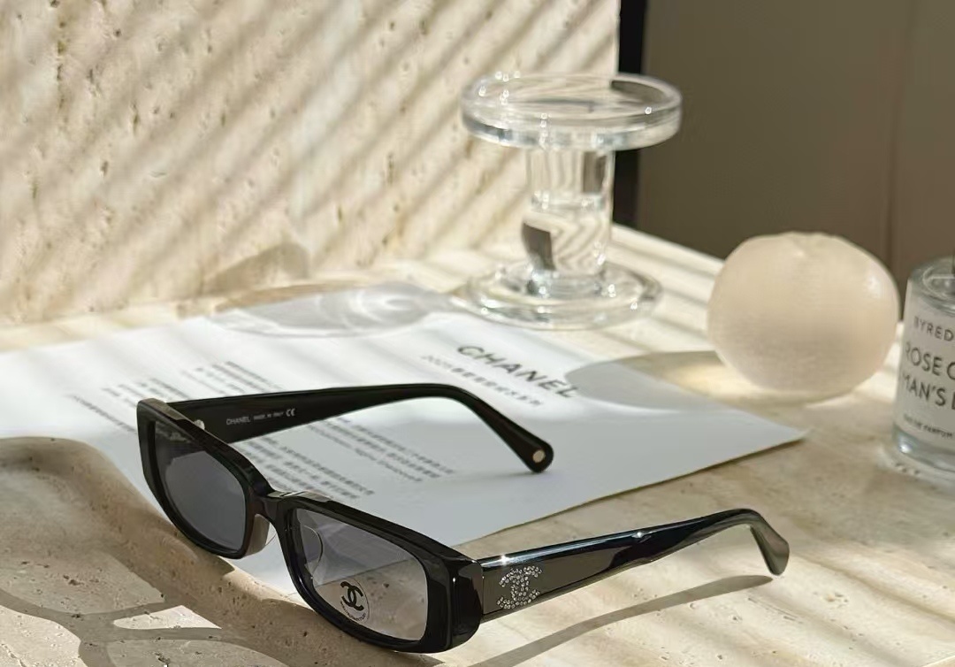 Vintage Rectangular Sunglasses with Crystal CC Logo - Chic Black