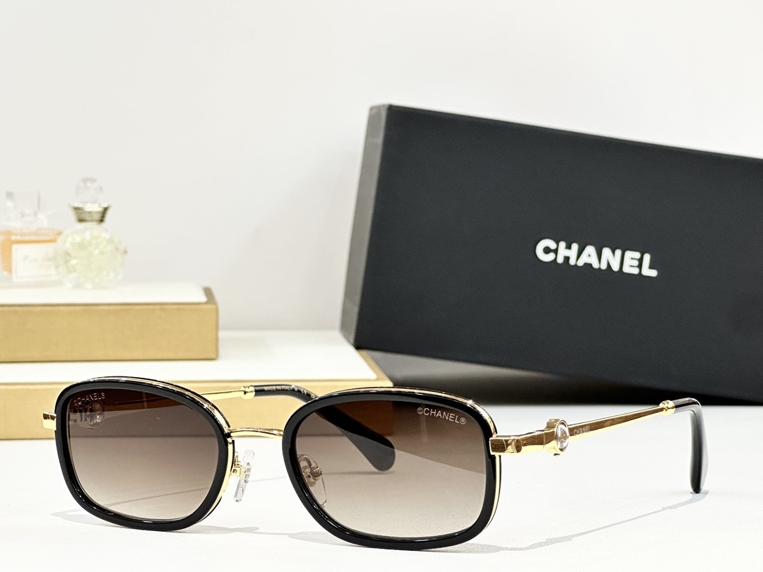 Chanel Luxury Women’s Sunglasses – Elegant Gradient Lens Eyewear