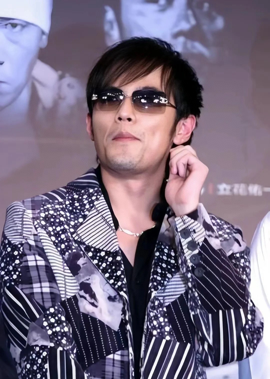 Men's Patchwork Graphic Blazer - Artistic Mixed Print Suit Jacket