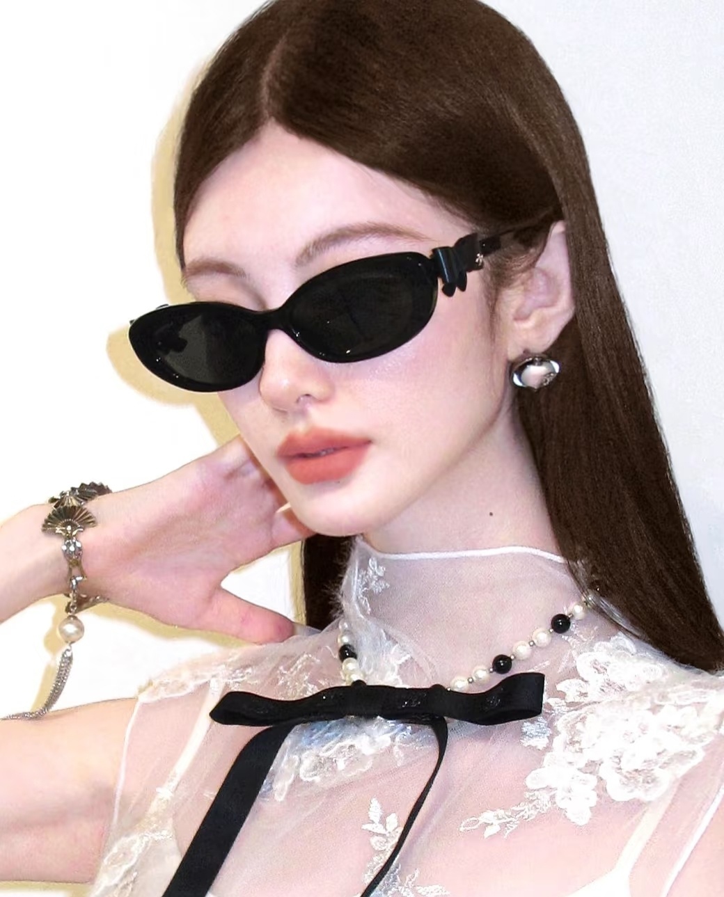 Vintage-Inspired Black Oval Sunglasses - Elegant Women's Eyewear