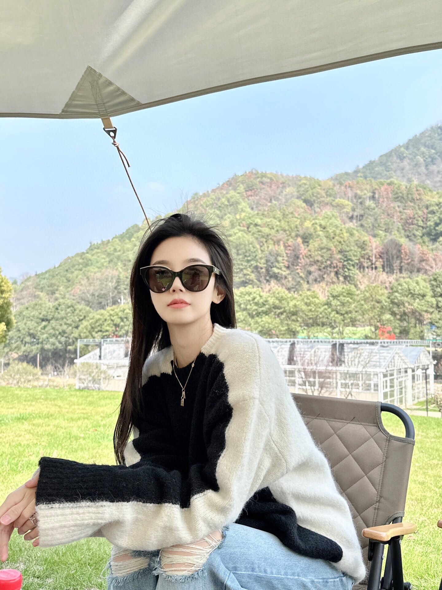 Chic Color Block Oversized Knit Sweater - Black & White Pullover