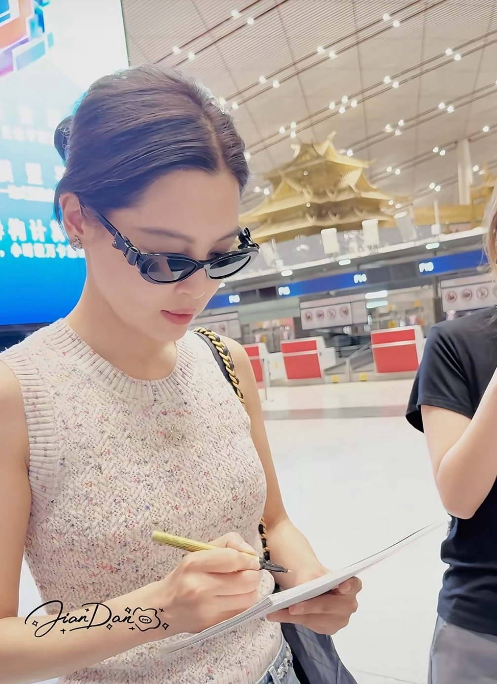 Chic Sleeveless Speckled Knit Top - Elegant Crew Neck Summer Vest