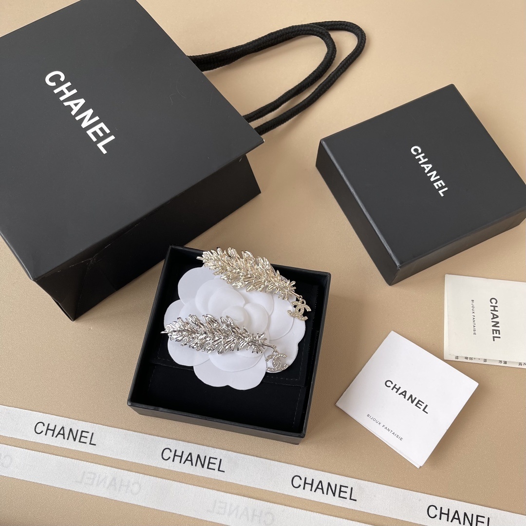 Luxury Crystal Feather Brooch with Interlocking C Logo Charm