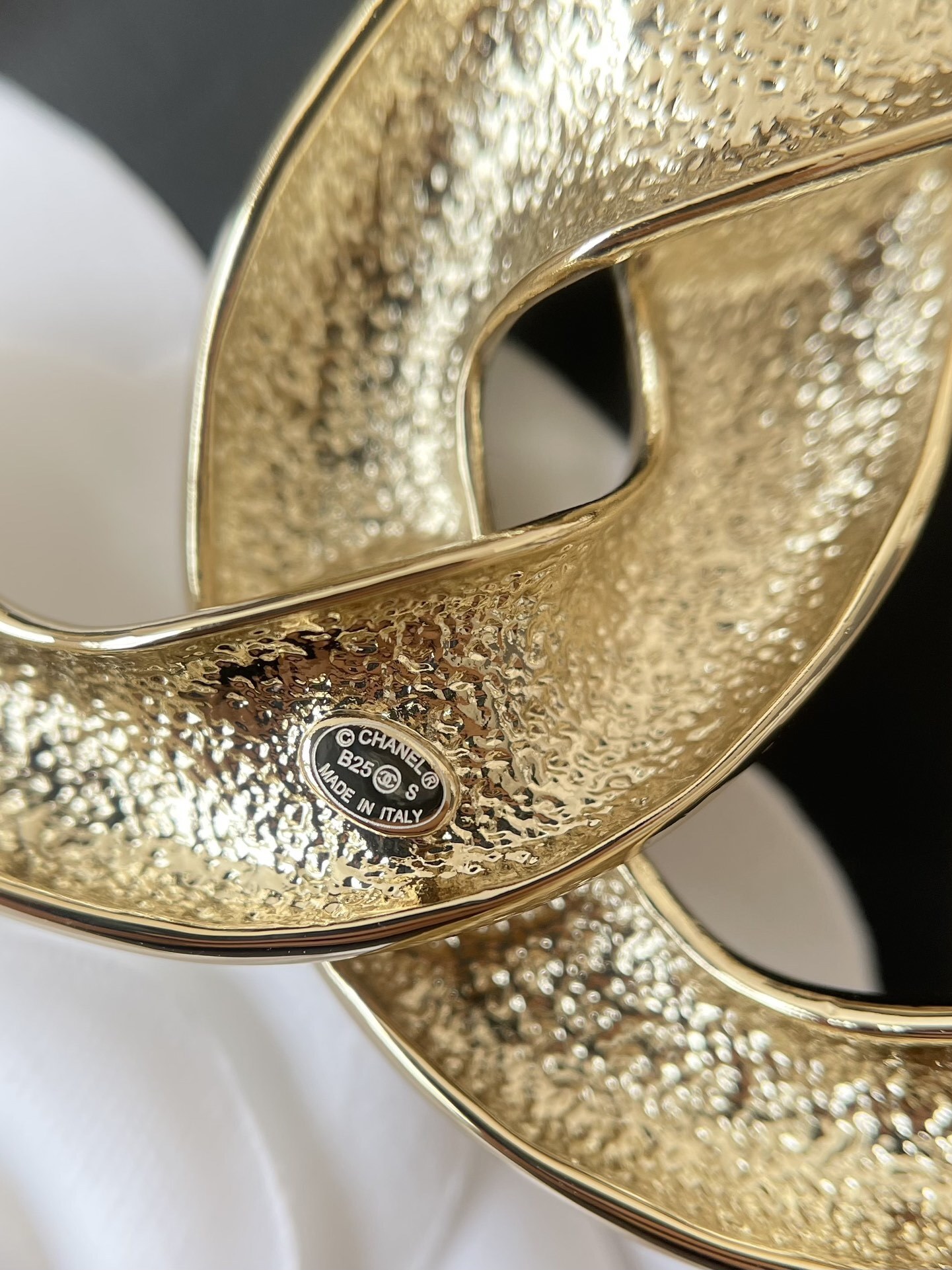 Chanel Classic Gold-Tone CC Logo Brooch Pin - Elegant Luxury Gift