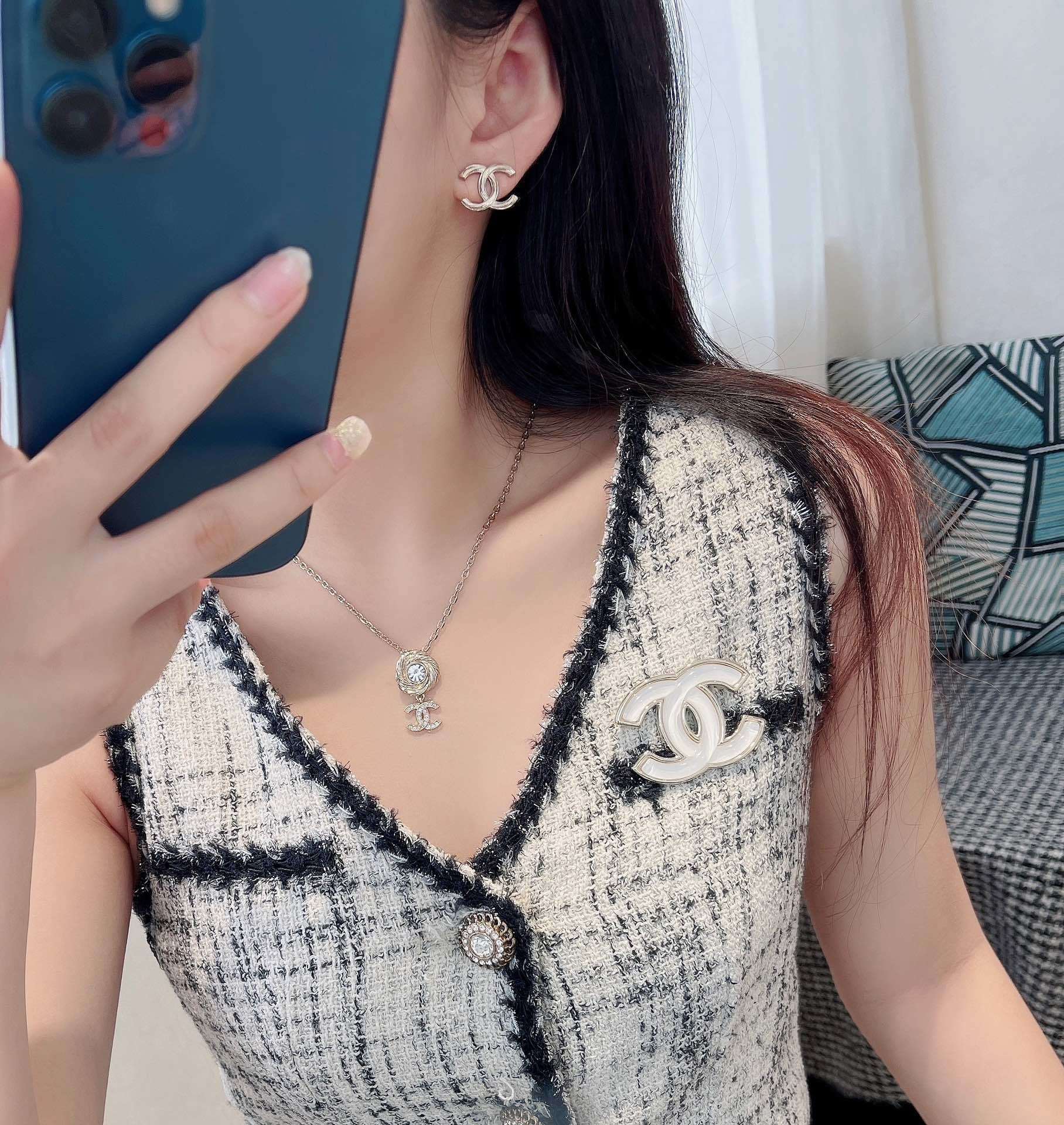 Luxury White Enamel & Gold CC Logo Brooch Pin for Women