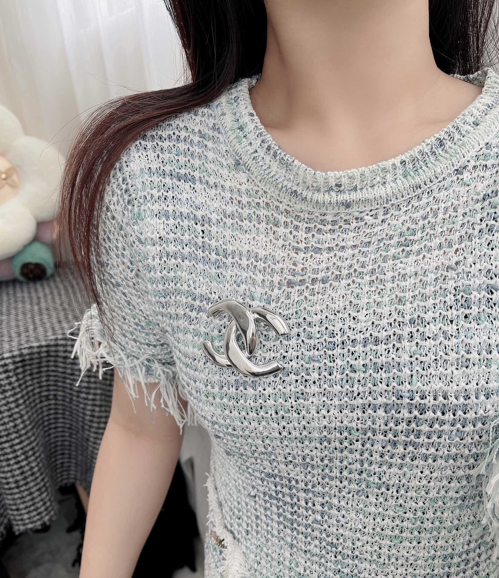 Luxury Chanel CC Logo Chunky Brooch - Elegant Gold & Silver Finish