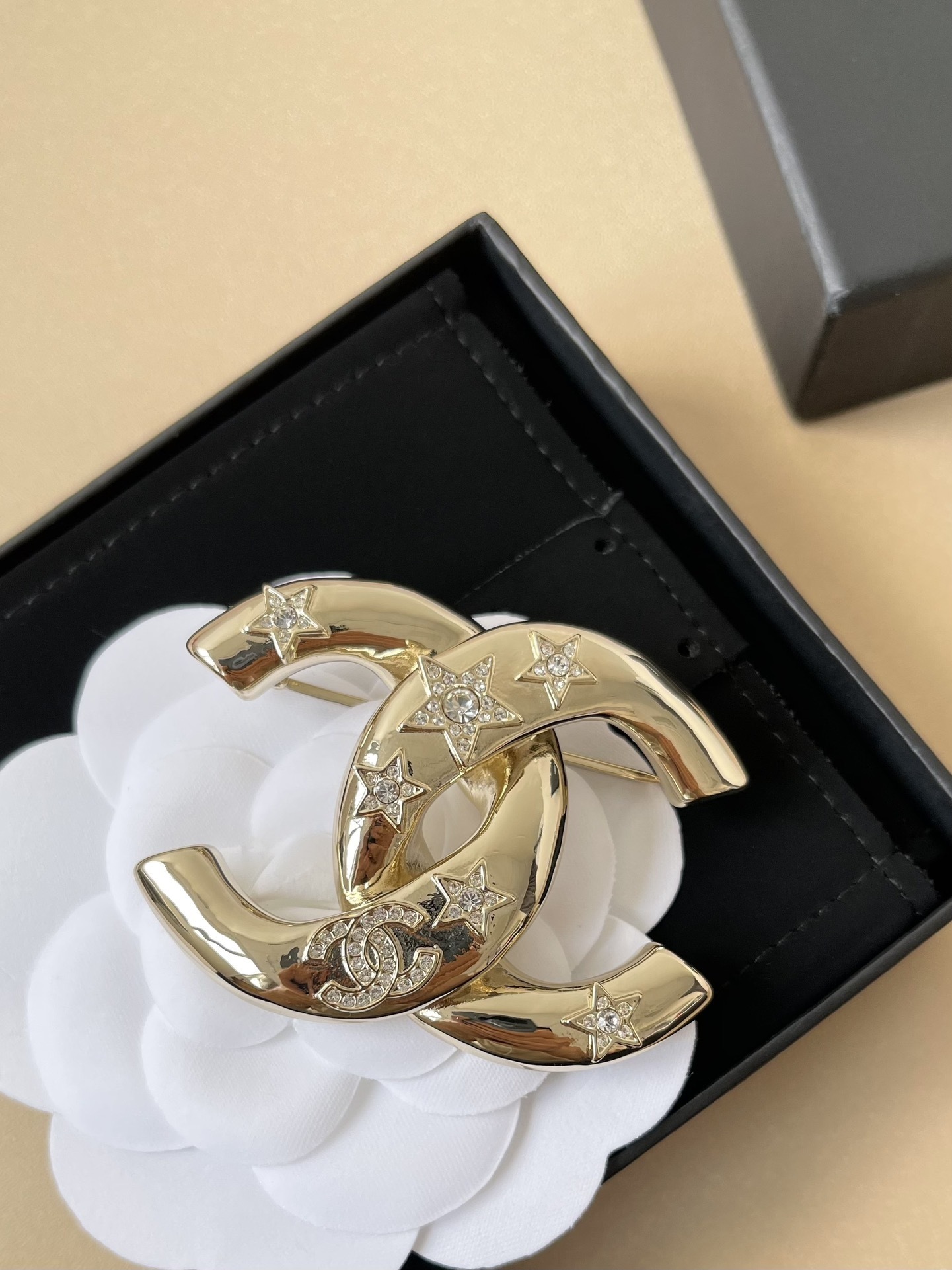 Luxury CC Logo Star Crystal Brooch - Elegant Gold & Silver Jewelry