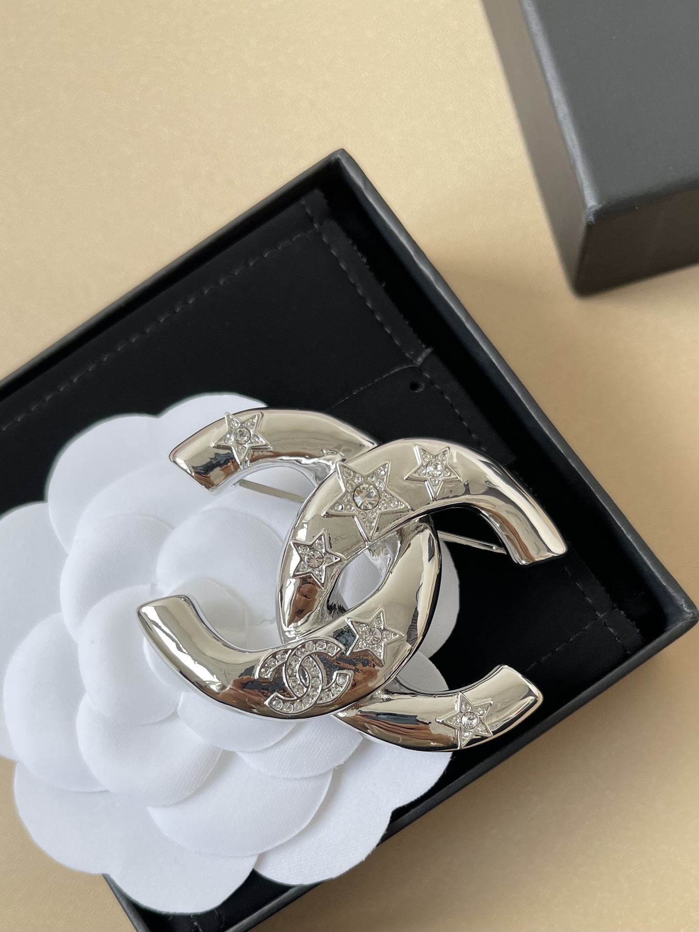 Luxury CC Logo Star Crystal Brooch - Elegant Gold & Silver Jewelry