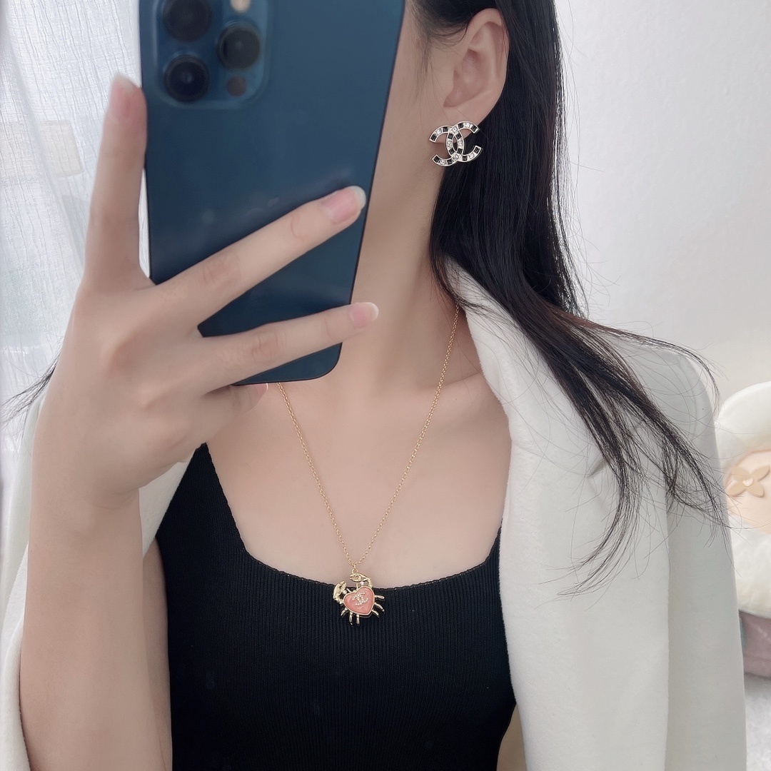 Luxury Gold Crab Heart Pendant Necklace with CC Logo Charm