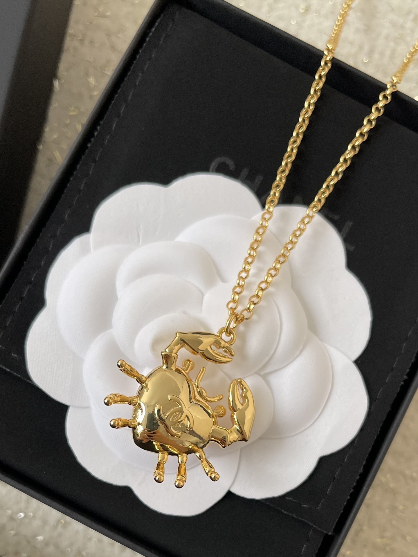 Luxury Gold Crab Heart Pendant Necklace with CC Logo Charm