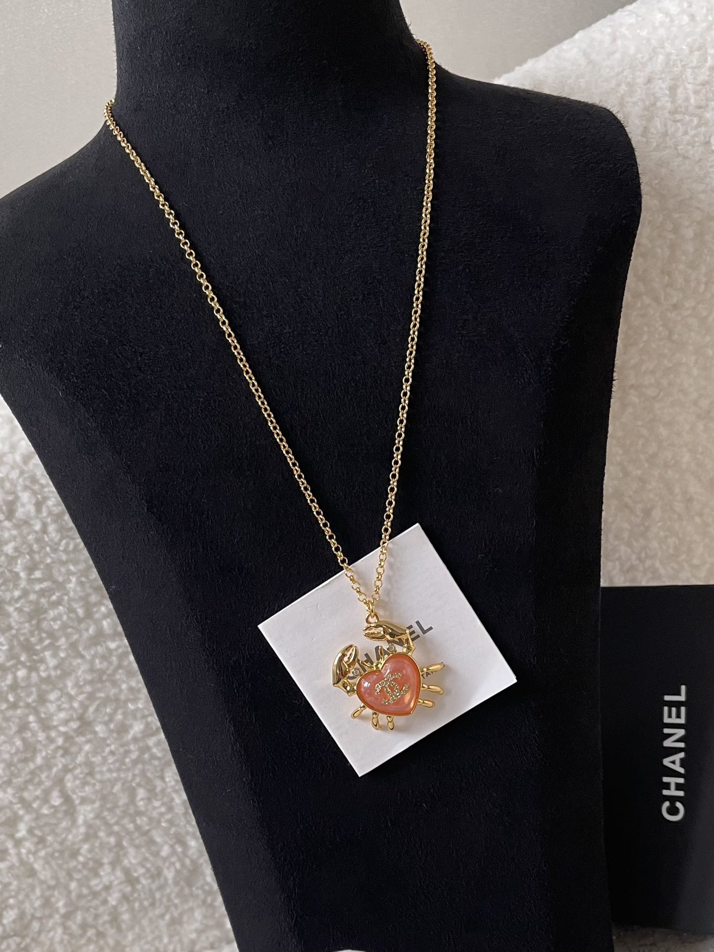 Luxury Gold Crab Heart Pendant Necklace with CC Logo Charm
