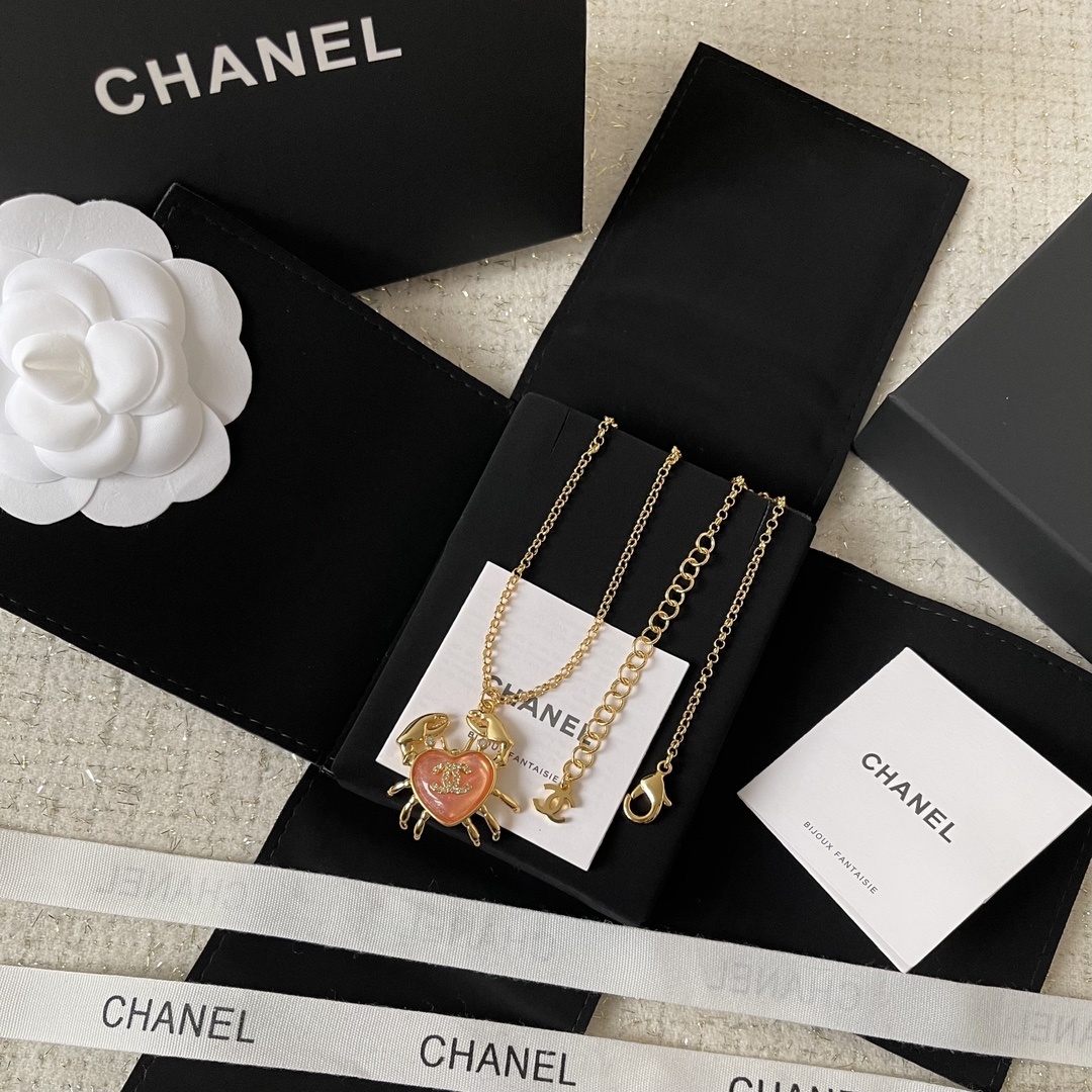 Luxury Gold Crab Heart Pendant Necklace with CC Logo Charm