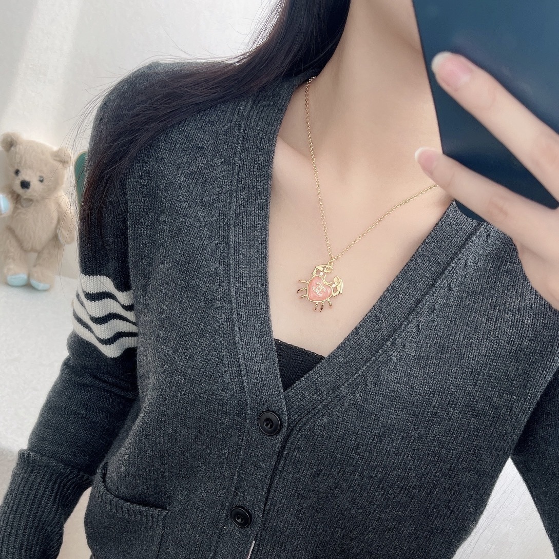 Luxury Gold Crab Heart Pendant Necklace with CC Logo Charm