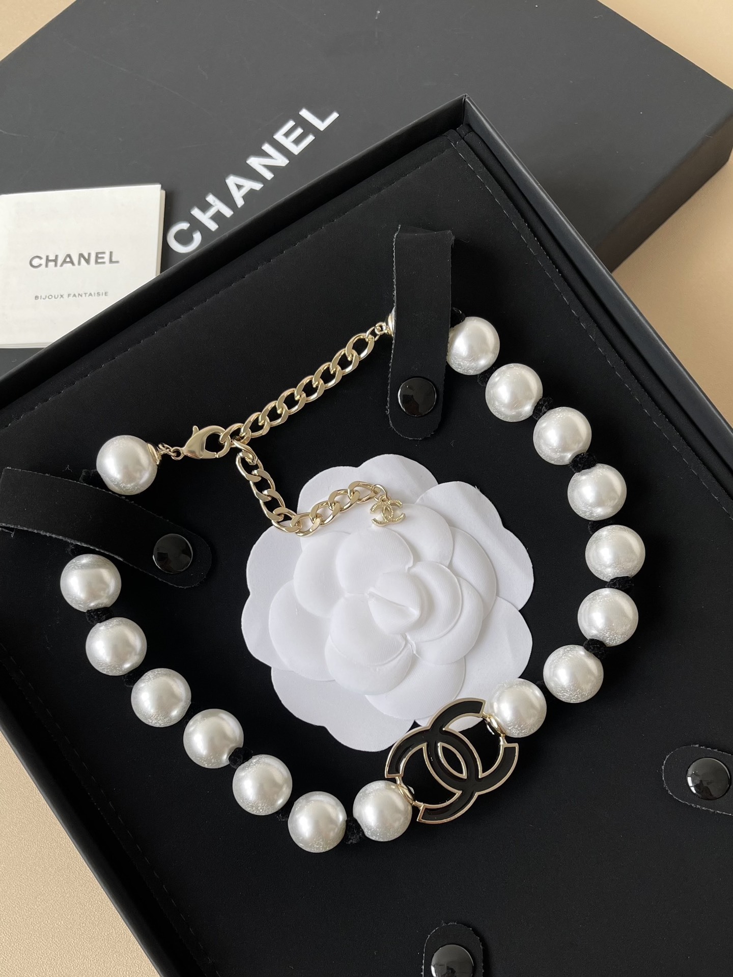 Luxury Pearl Choker Necklace with Gold & Black CC Logo - 2025