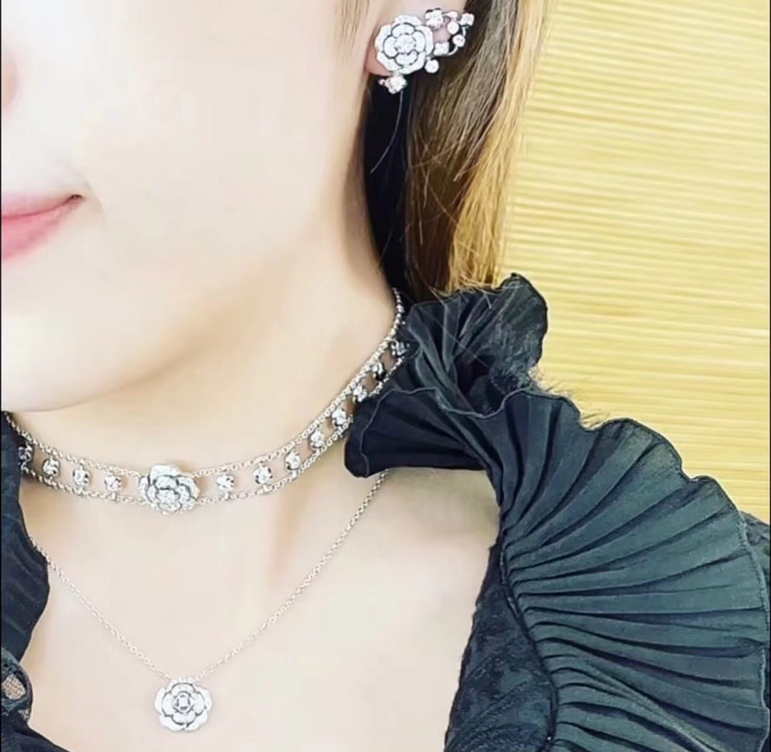 Bouton de Camélia Diamond Choker in 18K White Gold