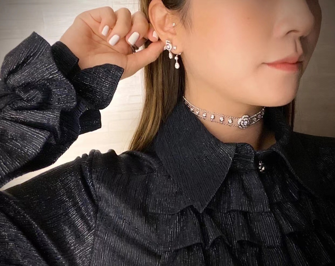 Bouton de Camélia Diamond Choker in 18K White Gold