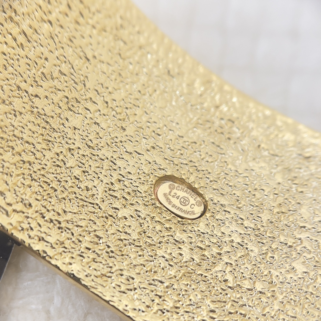 Luxury CC Logo Gold Grid Cuff Bracelet - Pink & White Enamel