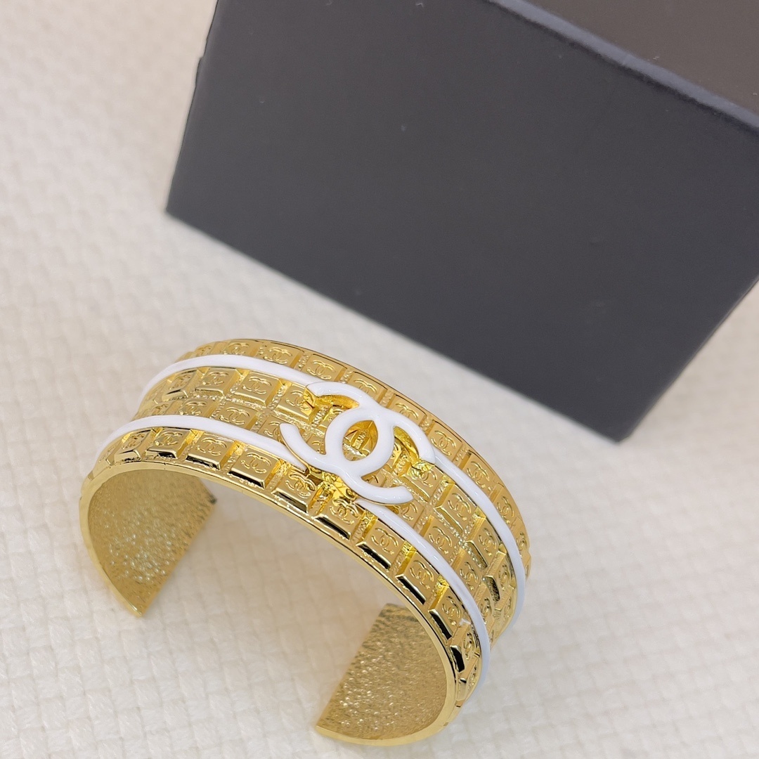 Luxury CC Logo Gold Grid Cuff Bracelet - Pink & White Enamel
