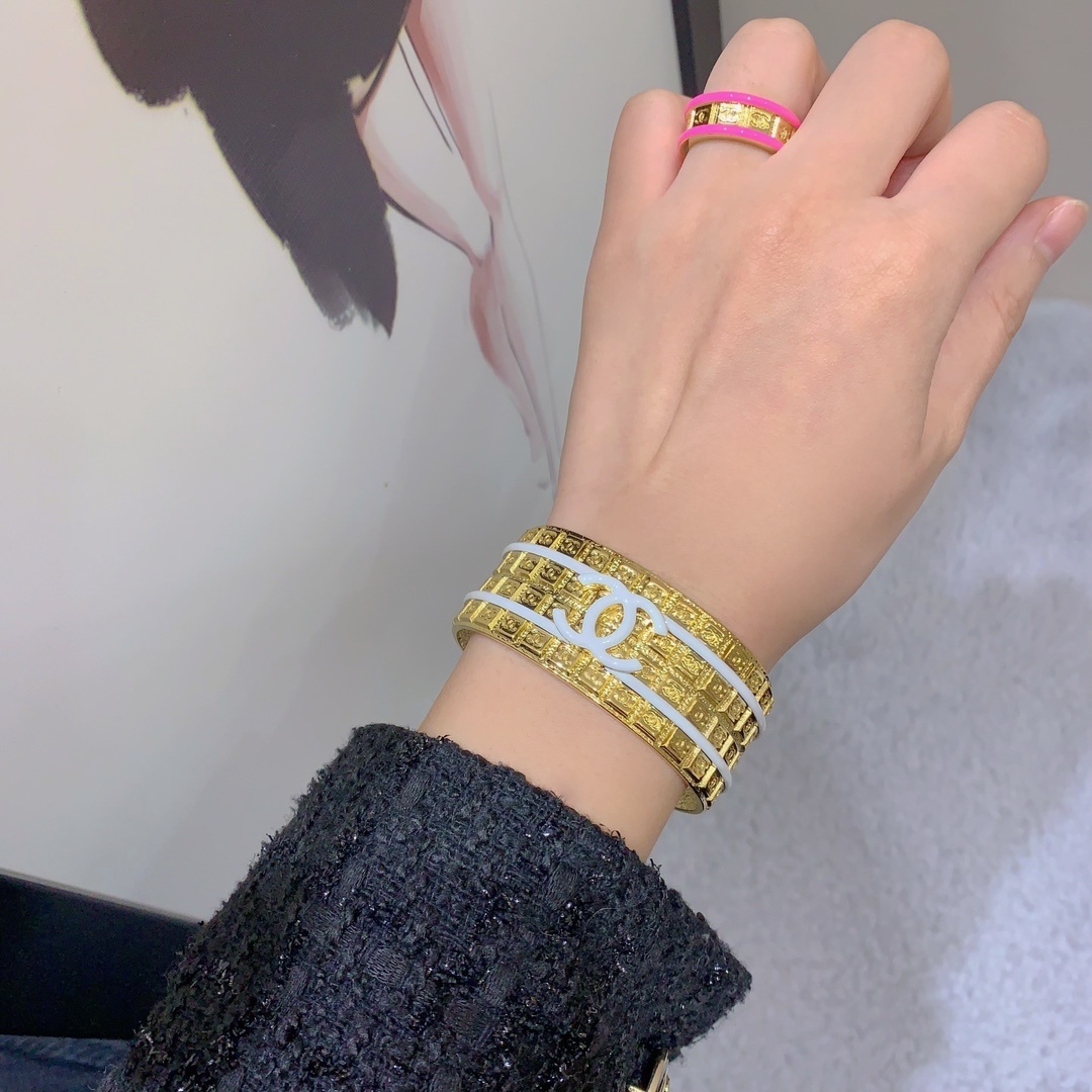 Luxury CC Logo Gold Grid Cuff Bracelet - Pink & White Enamel