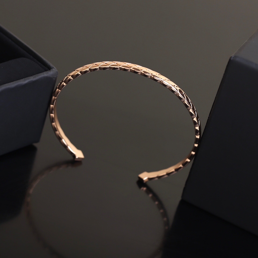 Luxury Quilted Pattern Bangle and Ring Set - Elegant Jewelry