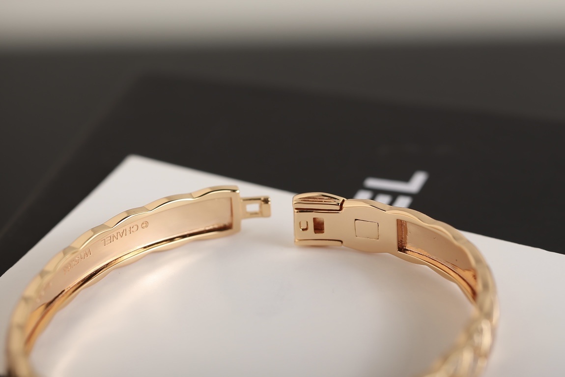 Luxury Quilted Pattern Bangle Bracelet with Sparkling Crystals