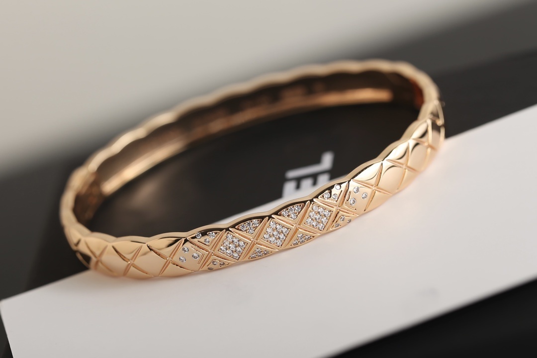 Luxury Quilted Pattern Bangle Bracelet with Sparkling Crystals