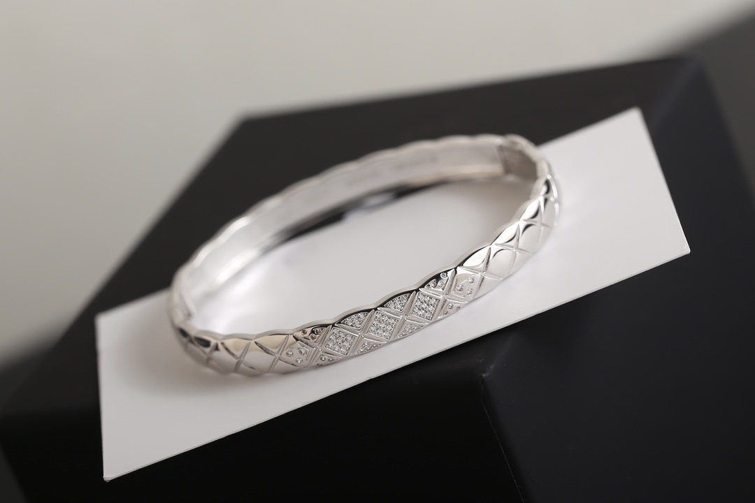 Luxury Quilted Pattern Bangle Bracelet with Sparkling Crystals
