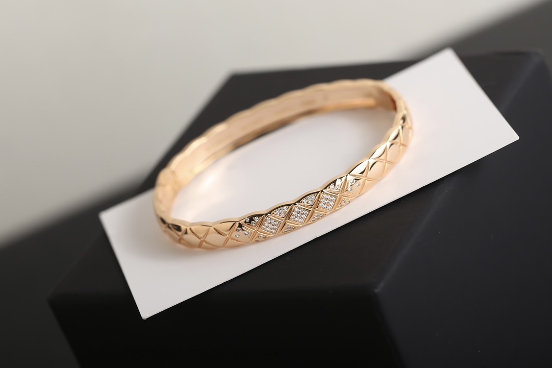Luxury Quilted Pattern Bangle Bracelet with Sparkling Crystals