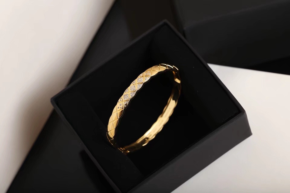 Luxury Quilted Pattern Bangle Bracelet with Sparkling Crystals