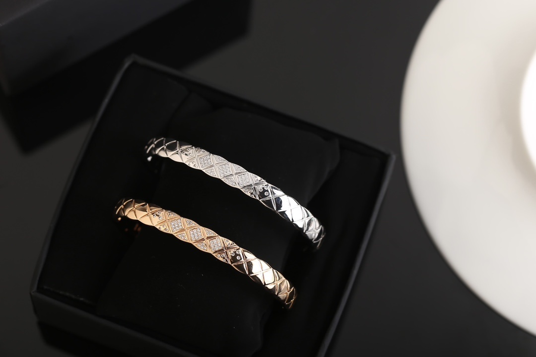 Luxury Quilted Pattern Bangle Bracelet with Sparkling Crystals