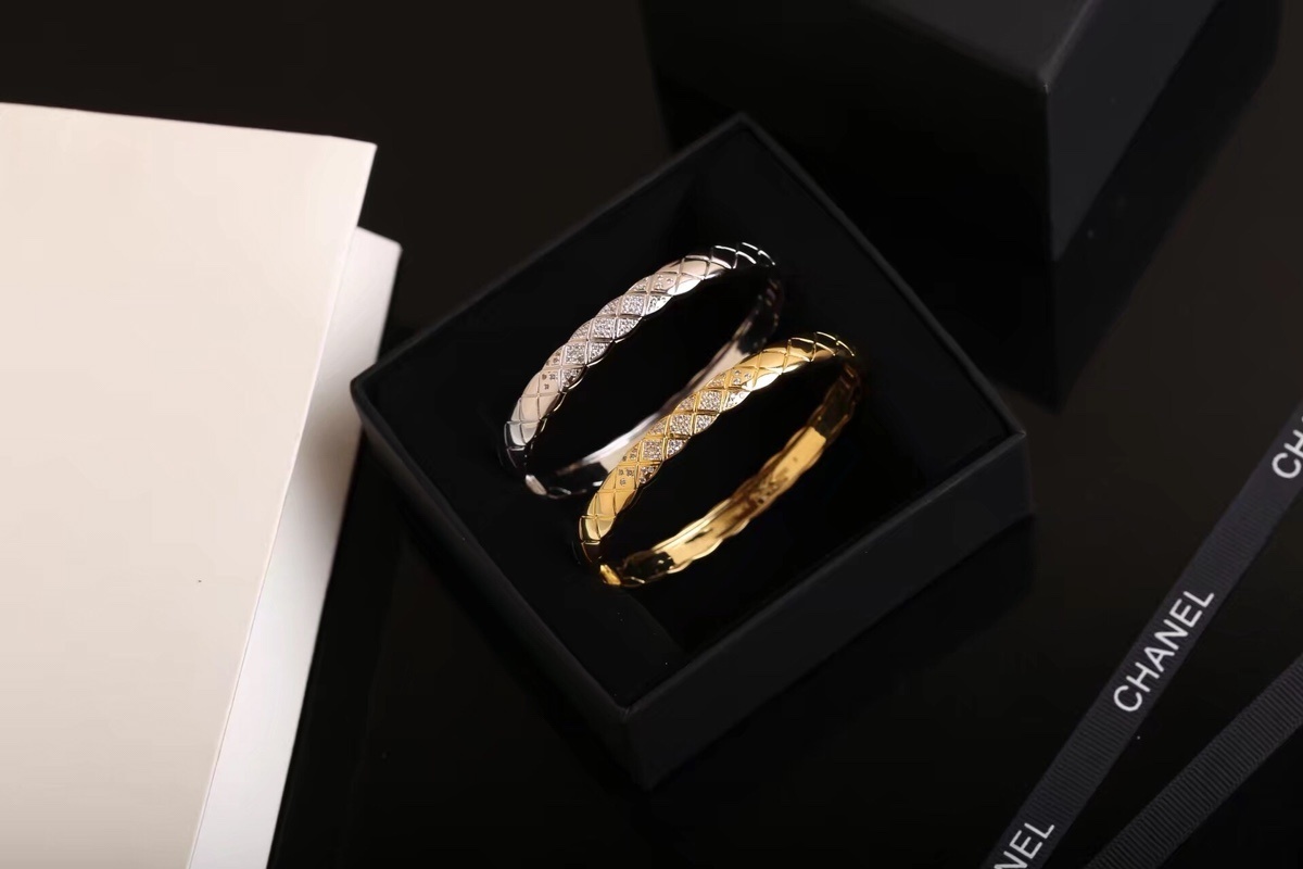 Luxury Quilted Pattern Bangle Bracelet with Sparkling Crystals