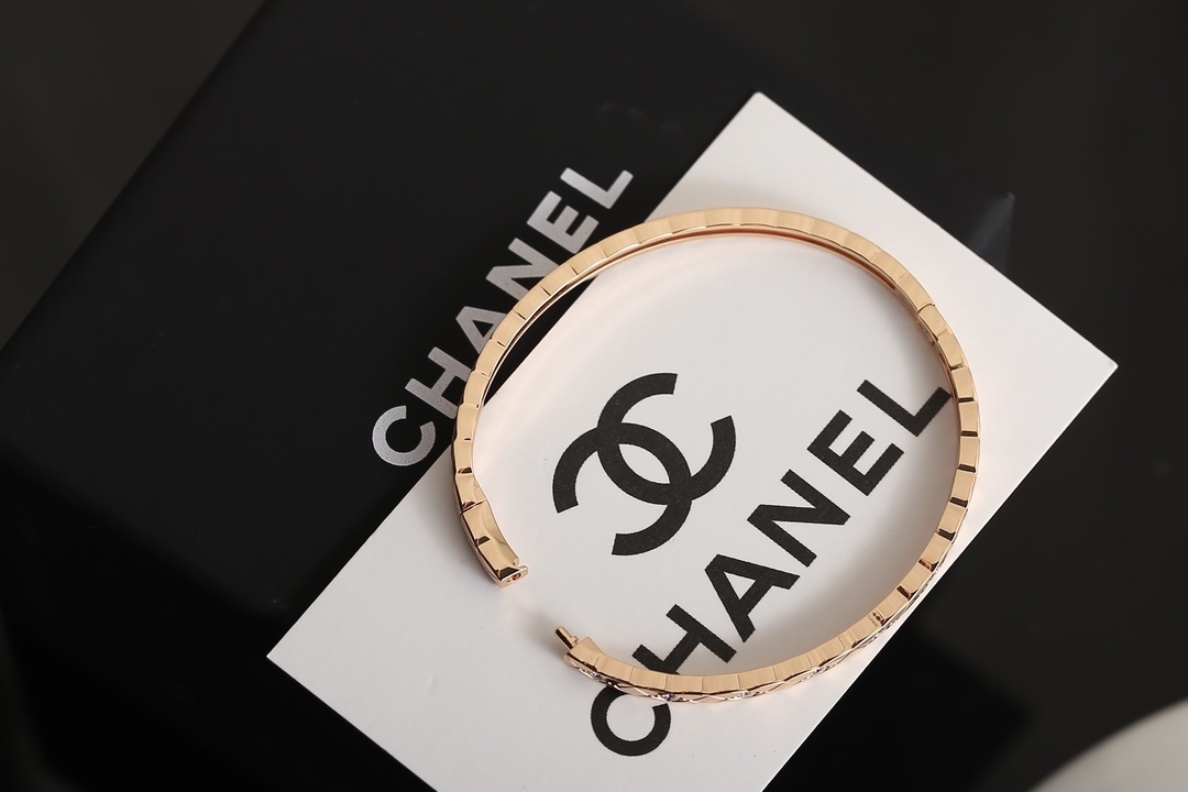 Chanel Coco Crush Bracelet 18K Beige Gold with Diamonds J12326