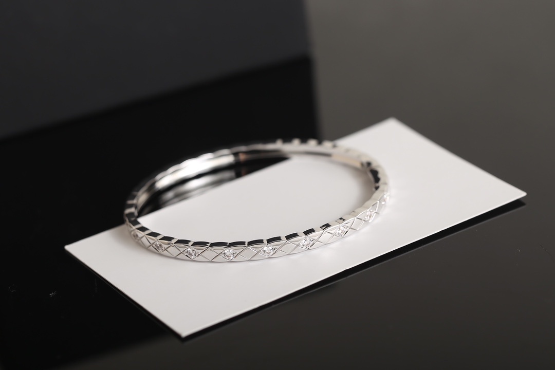 Chanel Coco Crush Bracelet 18K Beige Gold with Diamonds J12326