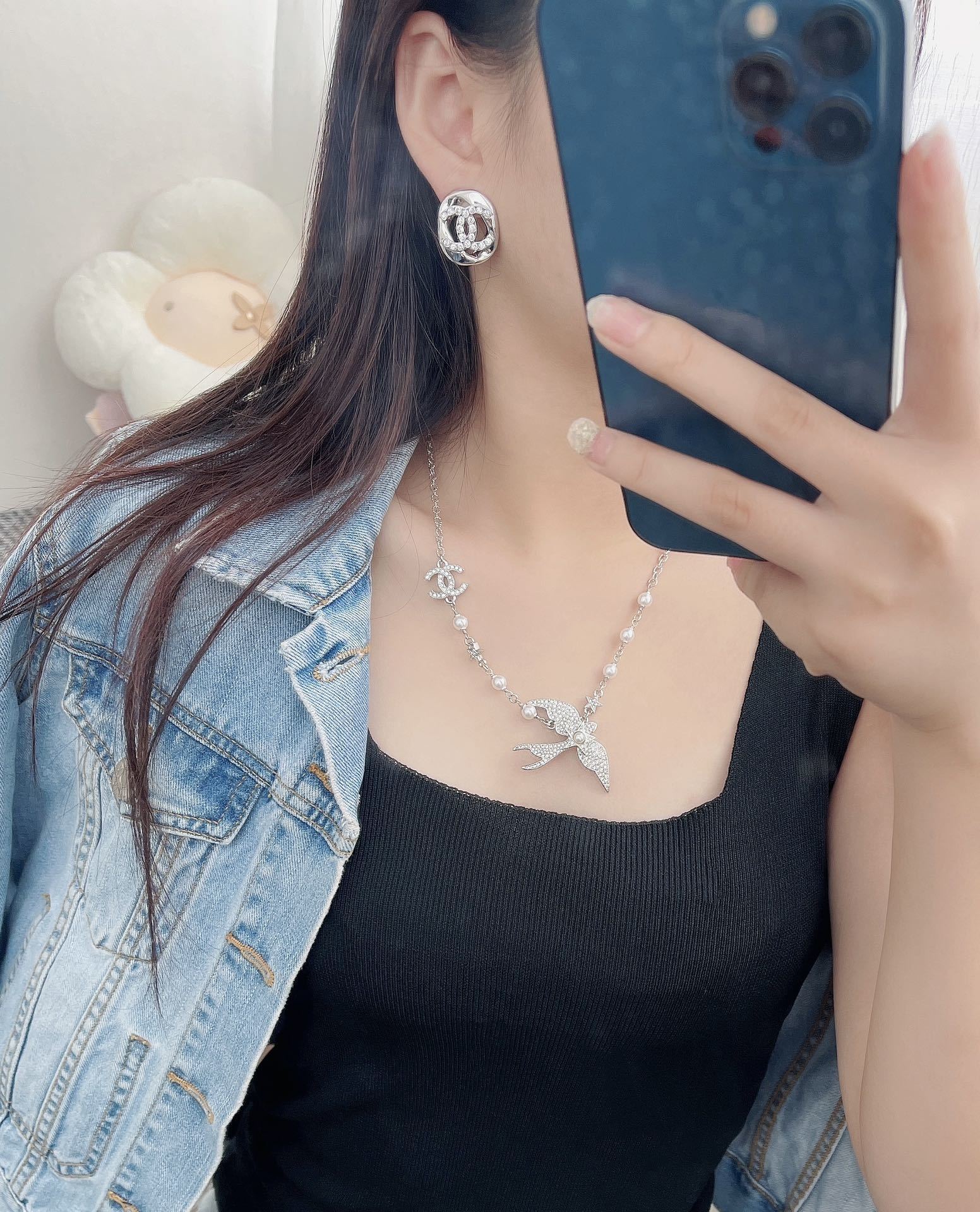 Luxury Swallow Bird Crystal Pearl Necklace CC Logo Silver Tone