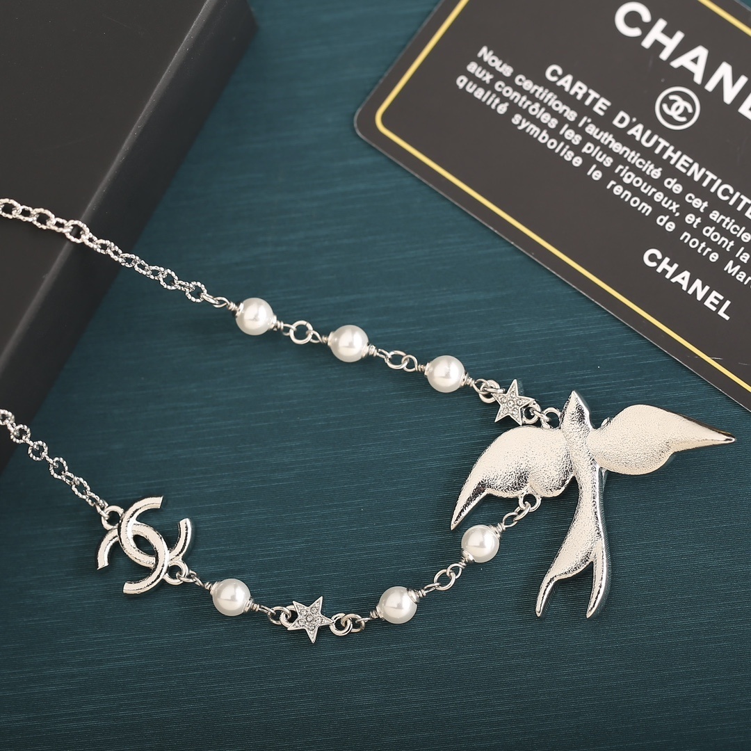 Luxury Swallow Bird Crystal Pearl Necklace CC Logo Silver Tone