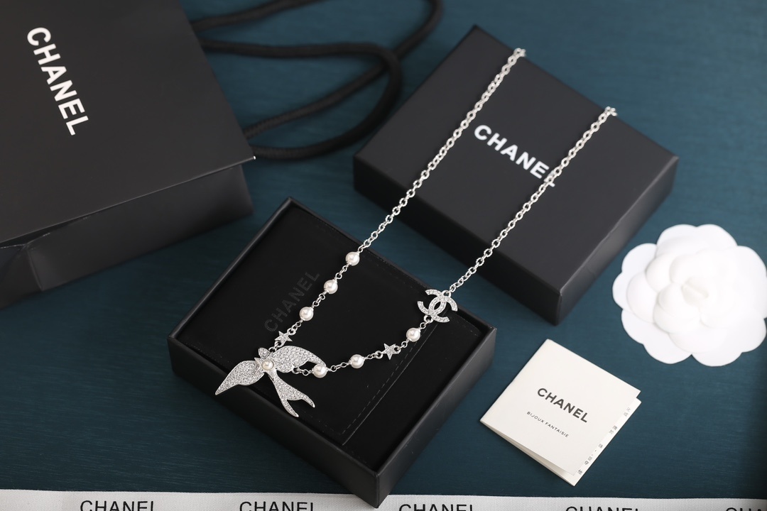 Luxury Swallow Bird Crystal Pearl Necklace CC Logo Silver Tone