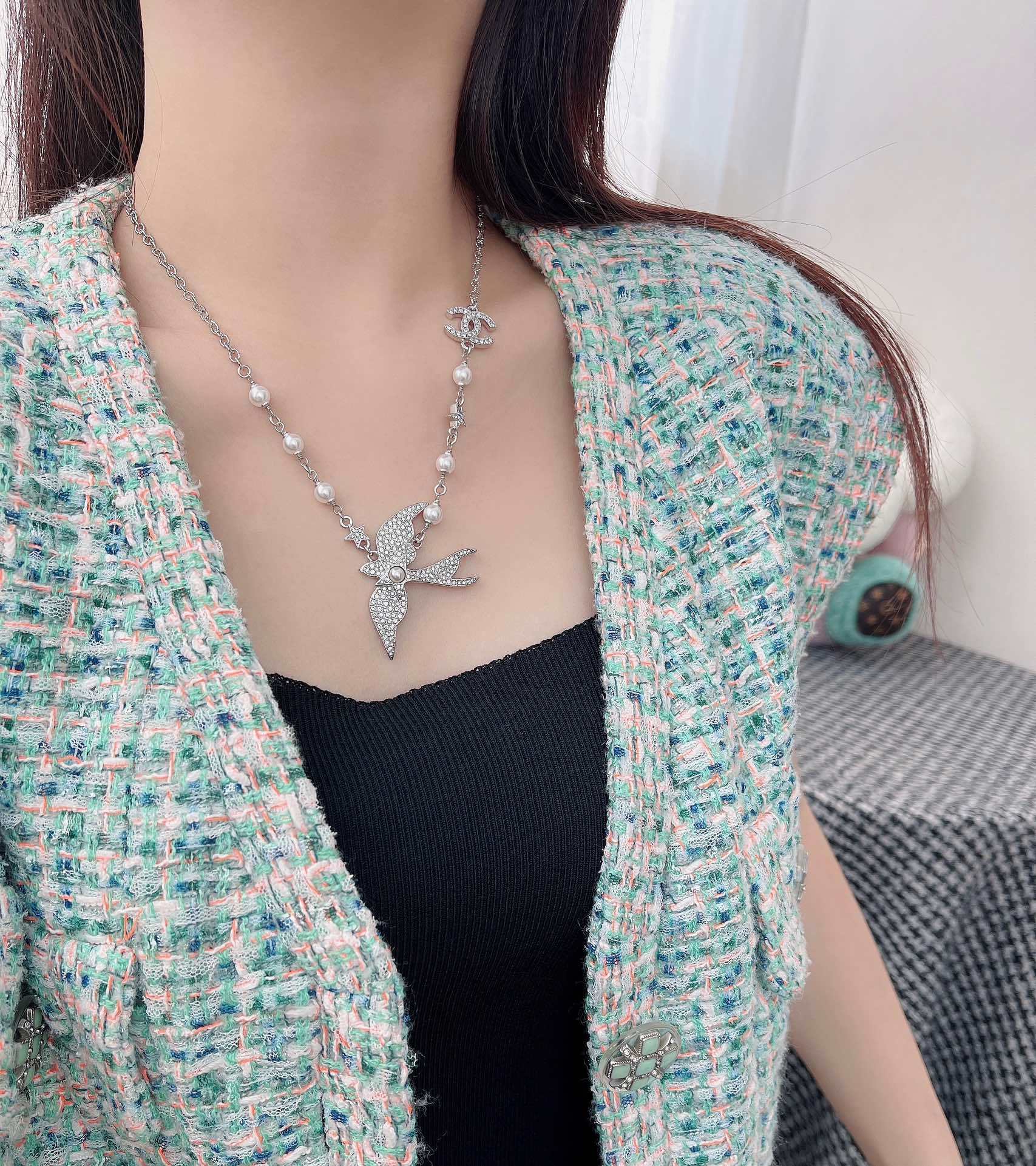 Luxury Swallow Bird Crystal Pearl Necklace CC Logo Silver Tone