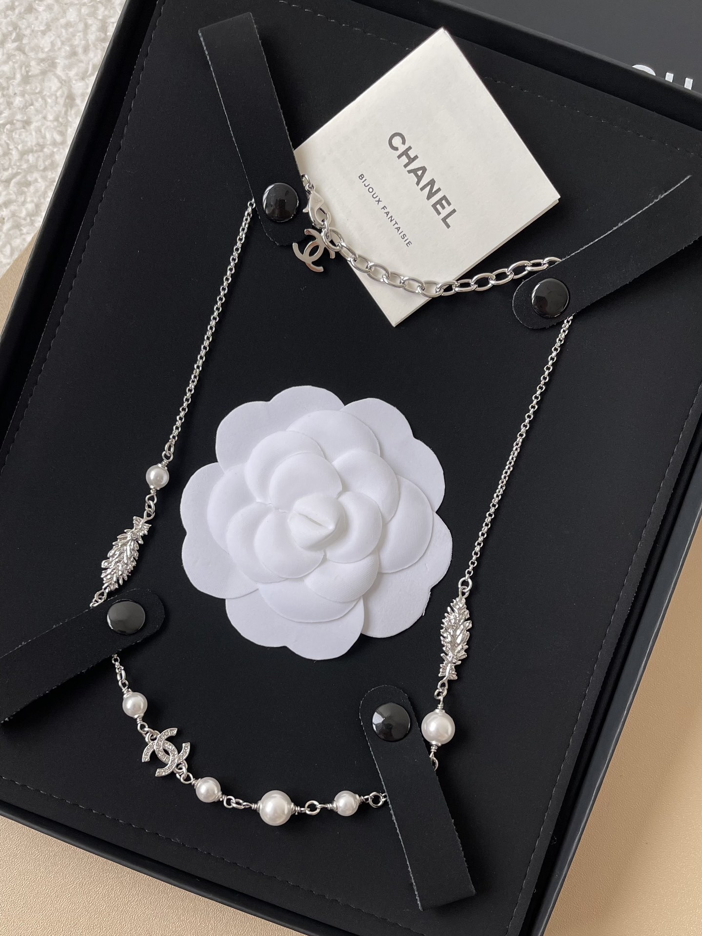 Luxury CC Logo Pearl Necklace - Elegant Silver Tone Jewelry