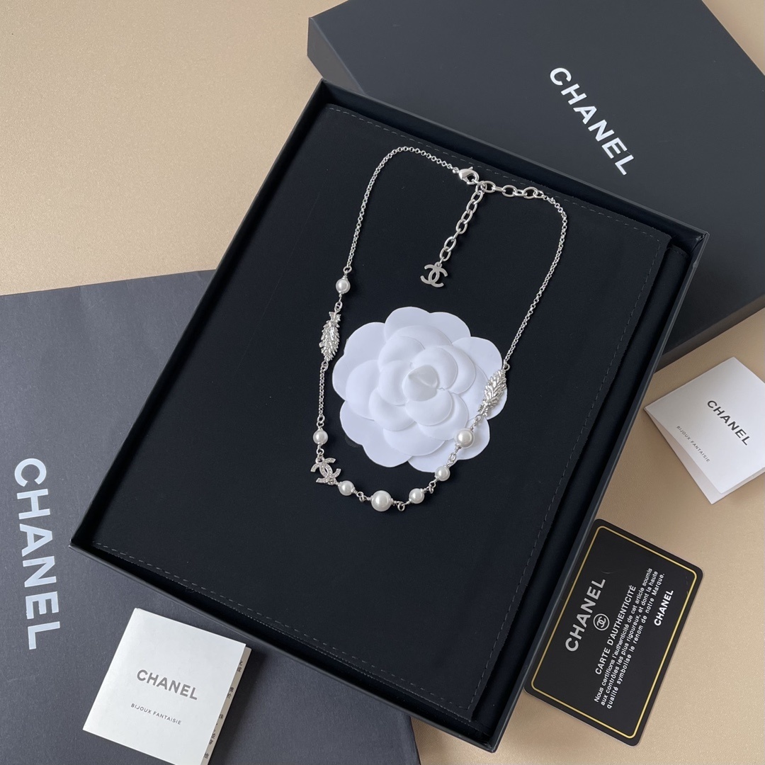 Luxury CC Logo Pearl Necklace - Elegant Silver Tone Jewelry