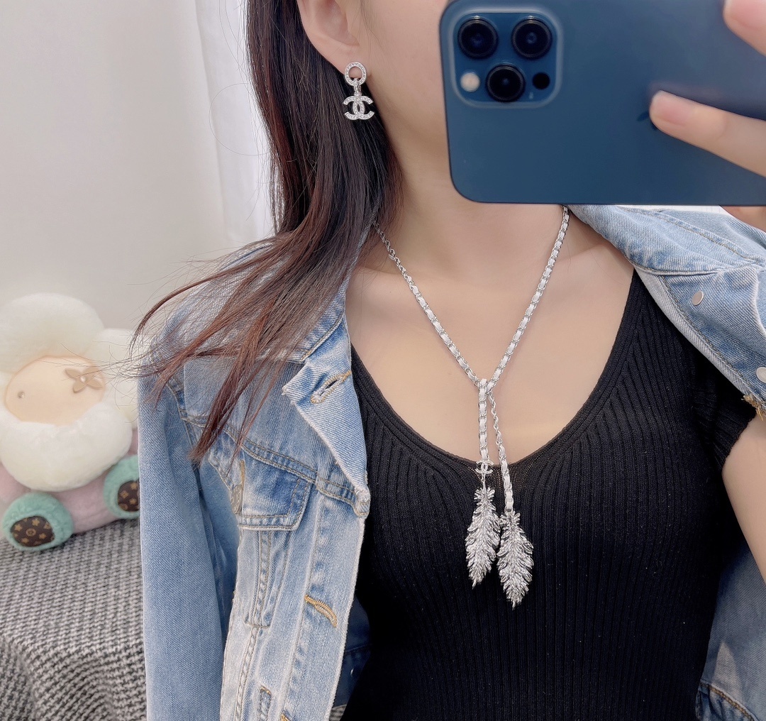 Chanel 2025 SS Silver Metal & White Calfskin Lariat Necklace