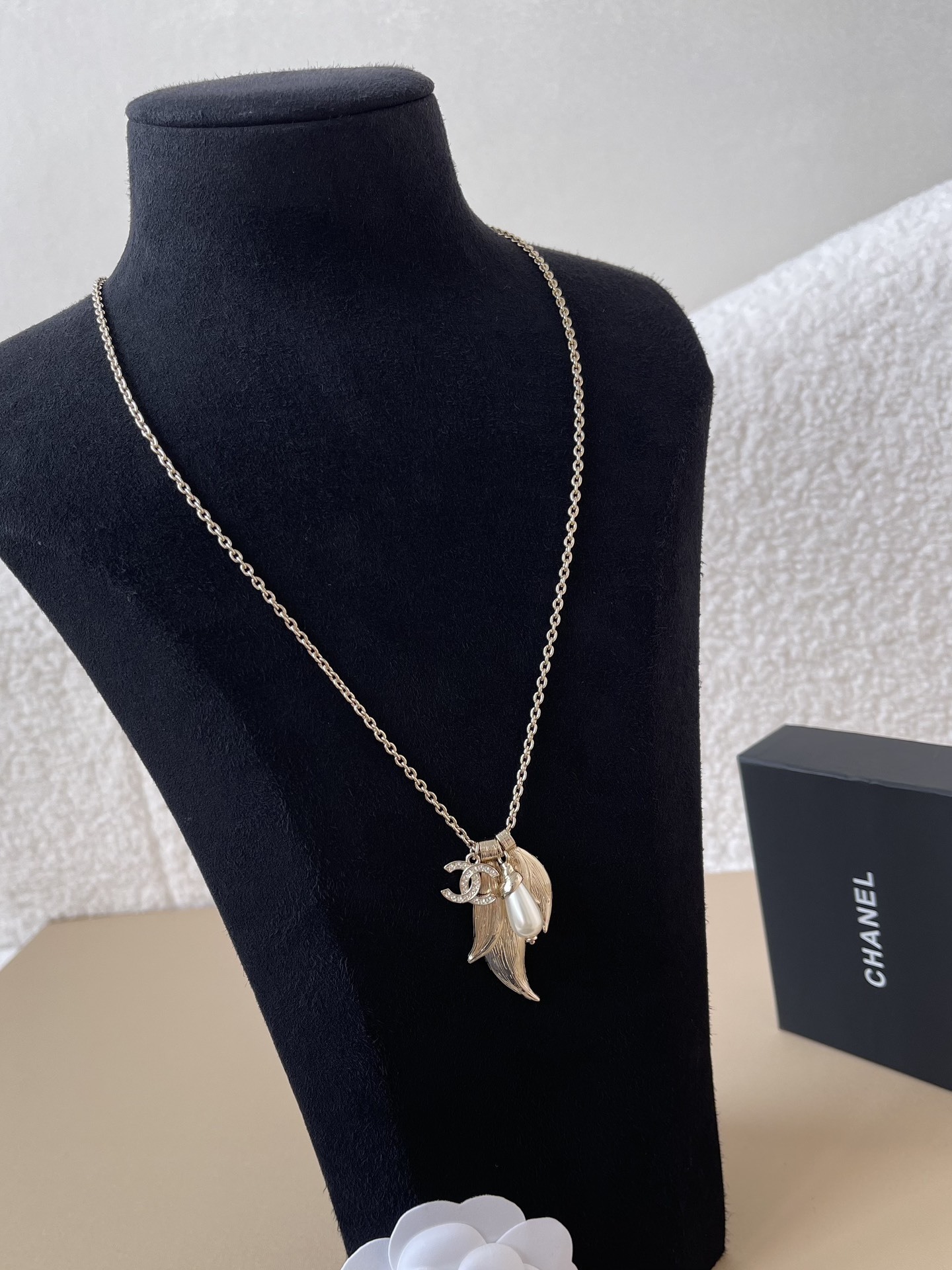 Luxury CC Logo Pearl & Leaf Charm Necklace - Elegant Gold Tone